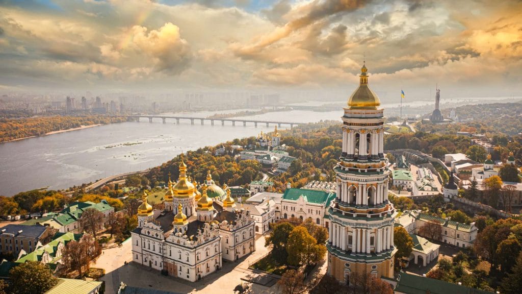 Вид на Києво-Печерську лавру та Дніпро — осіння поїздка для короткого відпочинку під Києвом