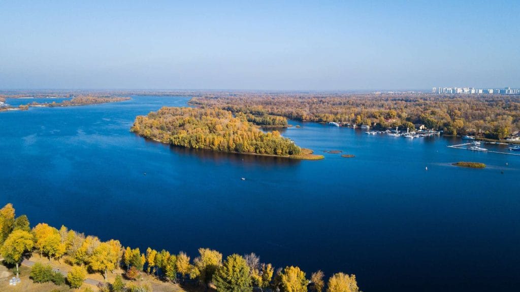 Осінній краєвид на Дніпро з островами — спокійний відпочинок біля води неподалік від Києва
