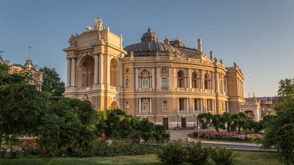 Оперний театр в Одесі — культурна частина відпочинку восени 2025 в Україні біля моря