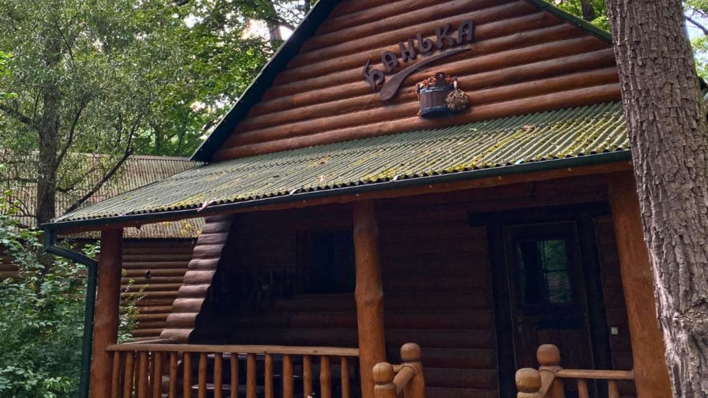 Сільська баня в Лісотелі — автентична лазня на дровах для відпочинку під Києвом восени 2025 року