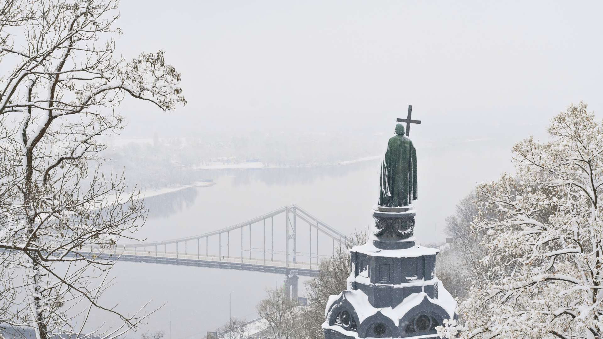 Київ узимку — зимовий краєвид столиці, початок для зимового відпочинку під Києвом.
