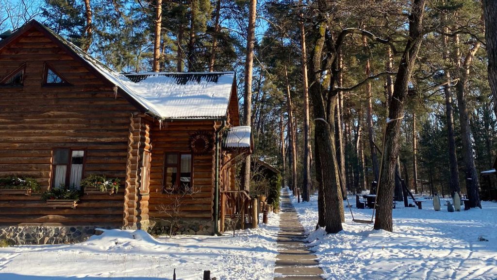 Котеджі комплексу Лісотель серед соснового лісу — ідеальне місце для зимового відпочинку під Києвом.