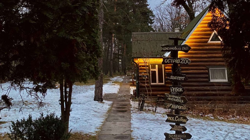 Затишні будиночки Лісотелю з вечірнім освітленням — комфортний відпочинок взимку біля Києва.