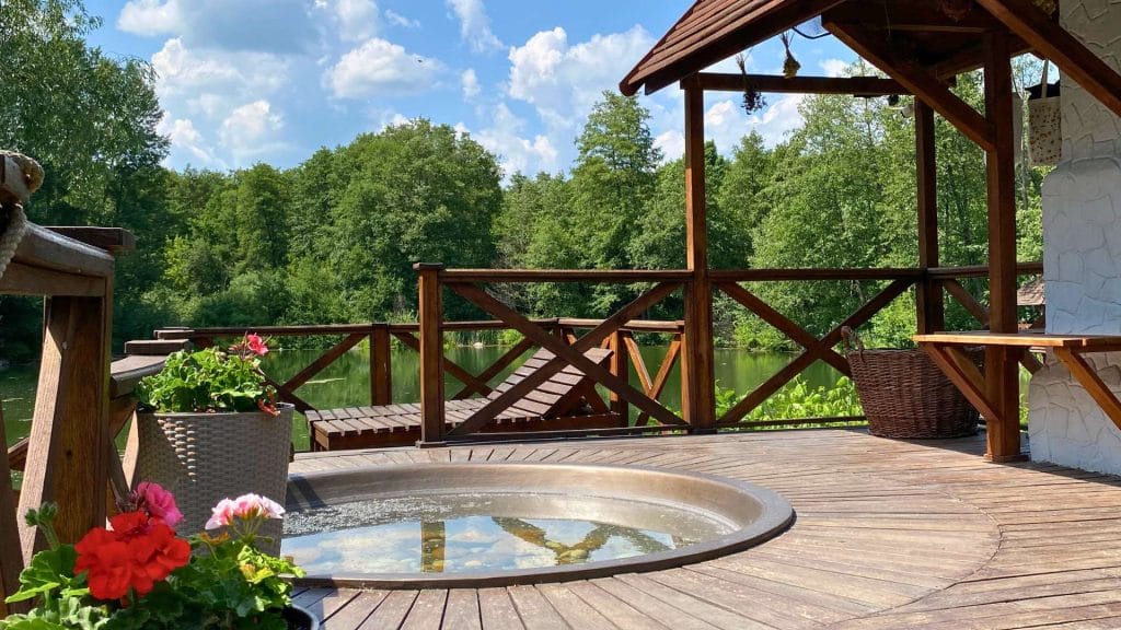 Традиційний чан із травами біля озера в заміському комплексі Лісотель — унікальний формат відпочинку зі SPA.