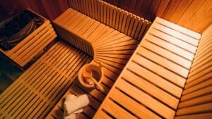 Дерев’яна баня під Києвомі, інтер’єр парної із полицями, традиційна лазня Київ для відпочинку та оздоровлення.