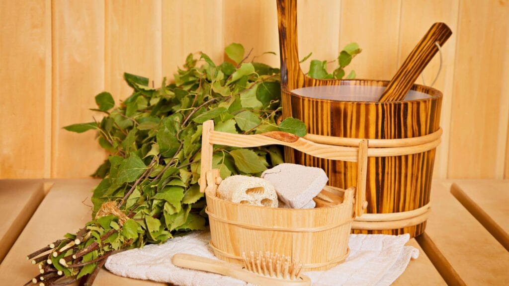 Віники, відро та банні аксесуари у традиційній бані під Києвом, атрибути для паріння в лазні Київ