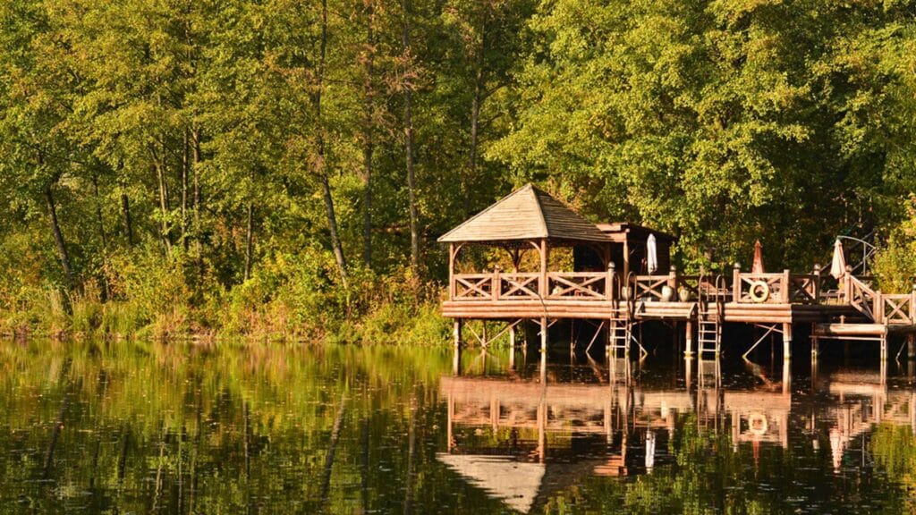 Озеро в Лісотелі поруч із банею під Києвом, простір для відпочинку на природі та релаксації після паріння.