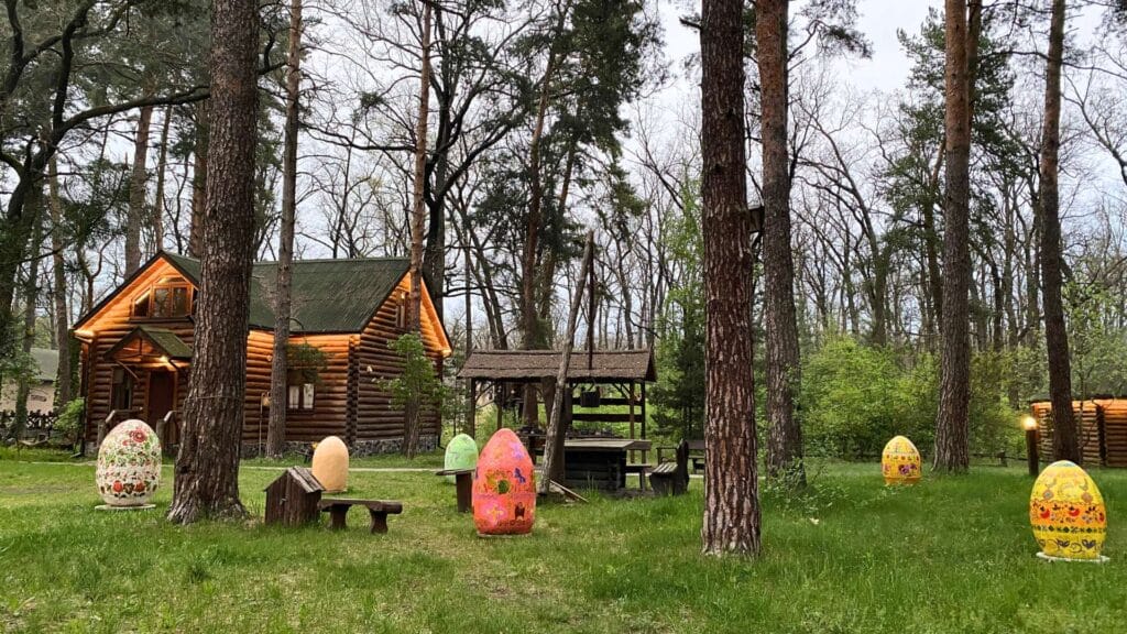 Територія заміського комплексу «Лісотель» серед соснового лісу — локація, куди поїхати відпочити навесні з родиною чи друзями.