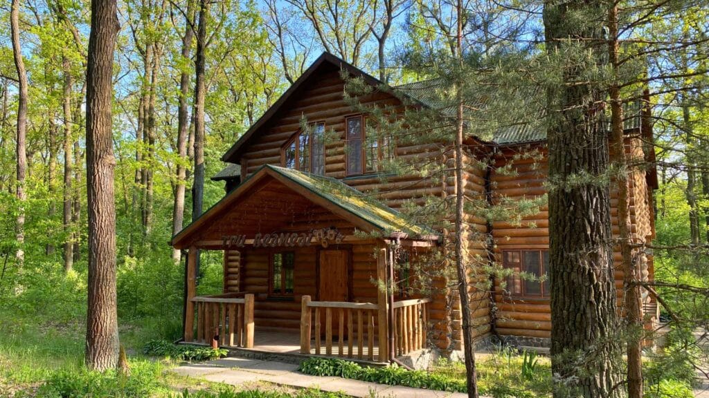 Дерев’яний котедж у сосновому бору комплексу «Лісотель» — комфортний формат, щоб поїхати відпочити навесні неподалік Києва.