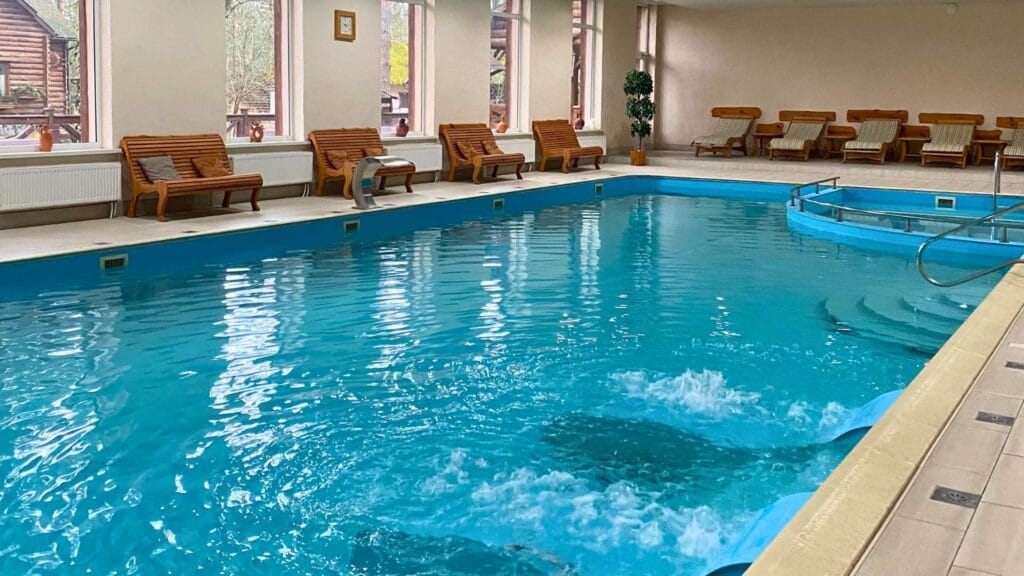 Критий басейн у «Лісотелі» — варіант, куди поїхати відпочити навесні зі SPA та теплими водними процедурами.