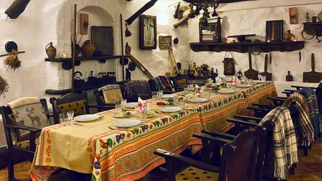 Зал ресторану «Рудий Лис» у «Лісотелі» з автентичним українським інтер’єром та сервіруванням для сімейних вечерь.
