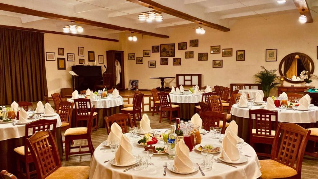 Банкетна зала комплексу «Лісотель» для святкувань, весіль та корпоративних заходів біля Києва.