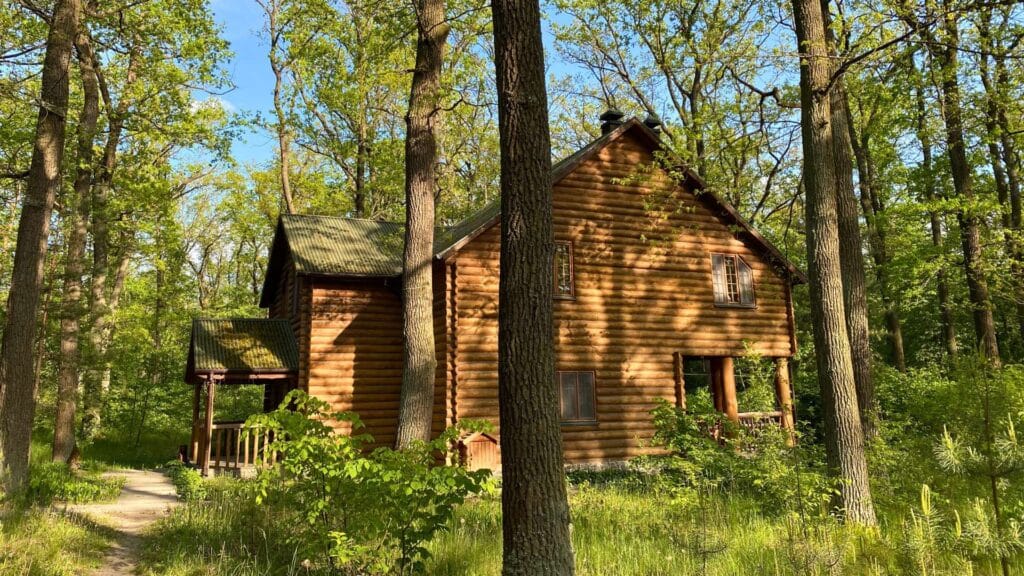 Дерев’яний котедж у сосновому лісі комплексу «Лісотель» — Відпочинок під Києвом у заміському комплексі