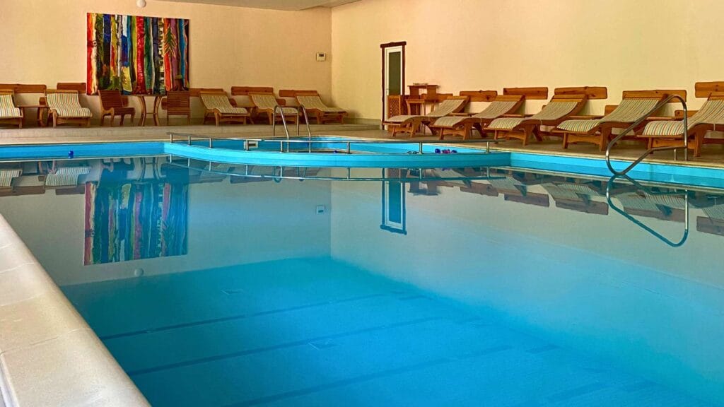 Критий басейн у SPA-комплексі Лісотелю для релаксу навесні