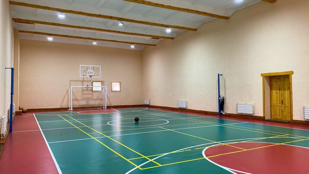 Спортивна зала в Лісотелі для активного дозвілля під час заміського відпочинку