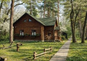 Весняний відпочинок під Києвом у сосновому лісі: дерев'яний будиночок в заміському комплексі «Лісотель».