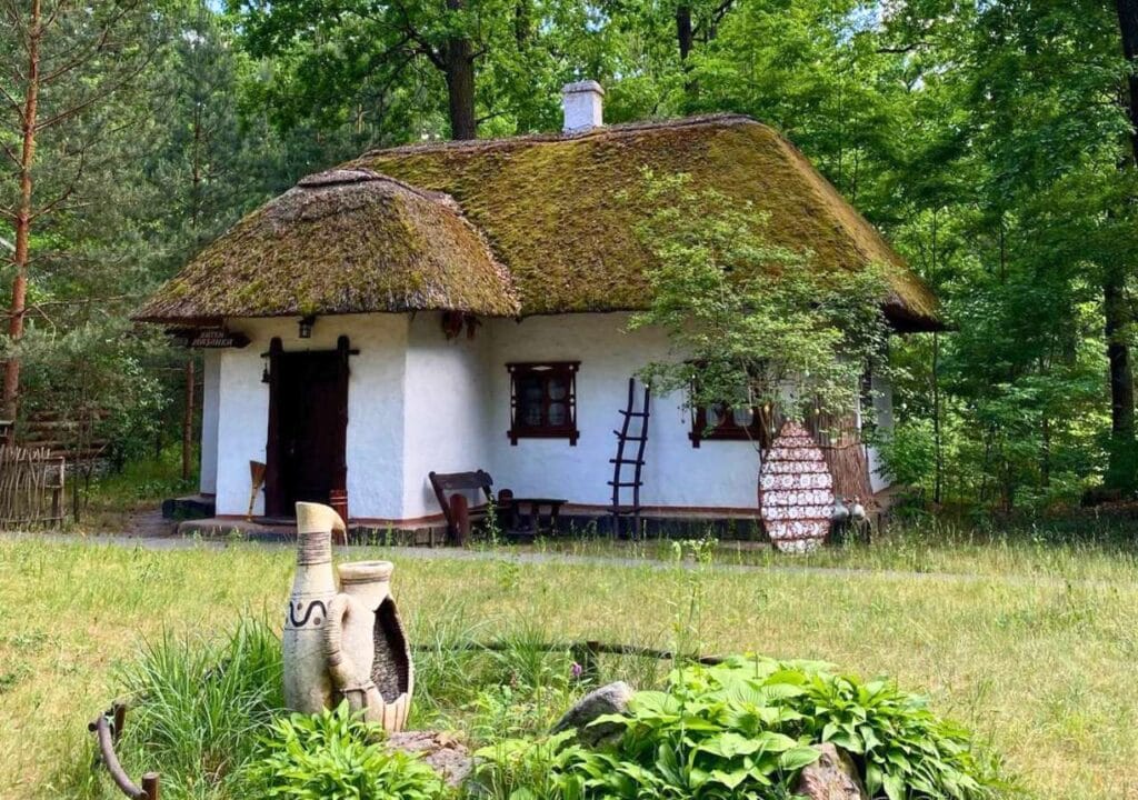 Унікальний відпочинок у сосновому лісі: автентичний будиночок у стилі української мазанки під солом'яною стріхою.