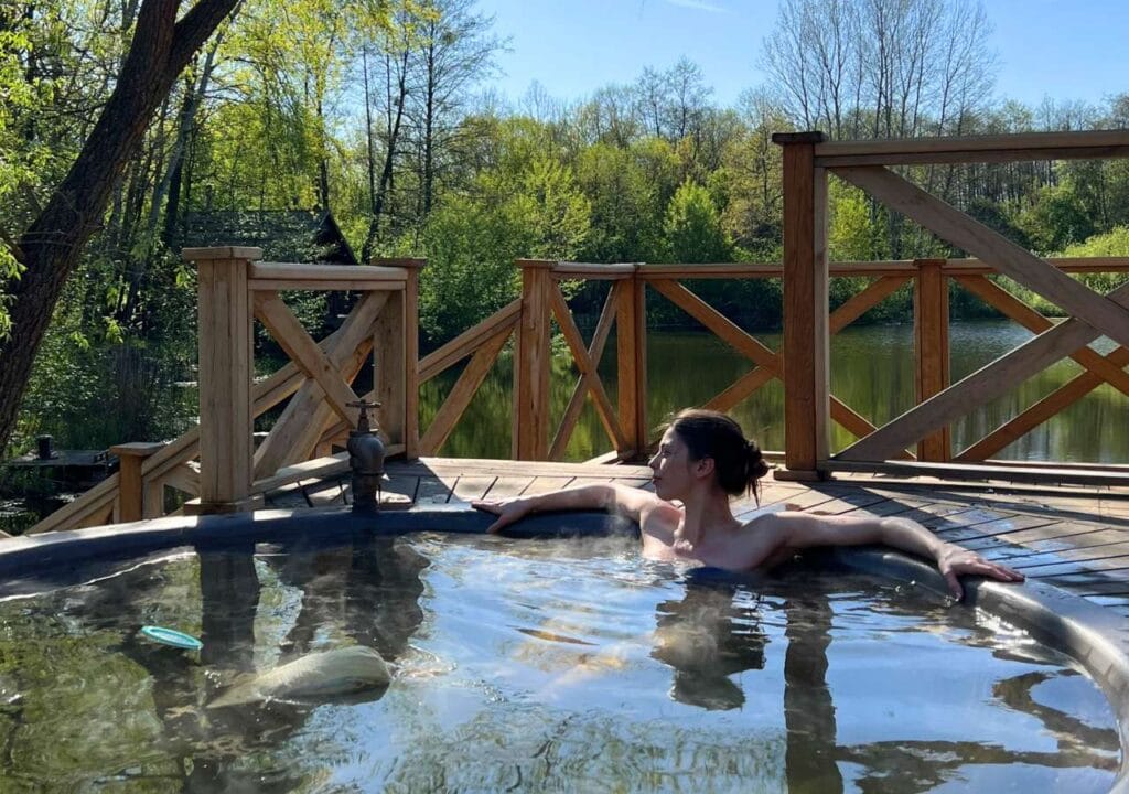 Повний релакс та SPA-відпочинок за містом: купання в чані на дровах на березі озера в «Лісотелі».