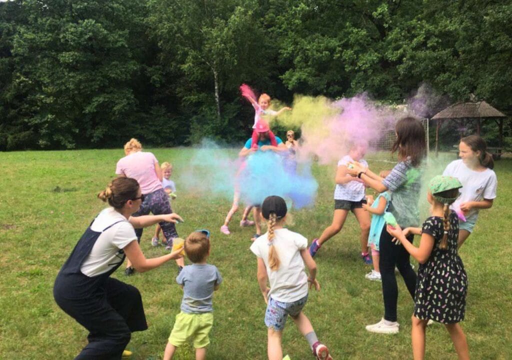 Веселий та активний сімейний відпочинок на природі: дитяче свято на галявині біля лісу в «Лісотелі».