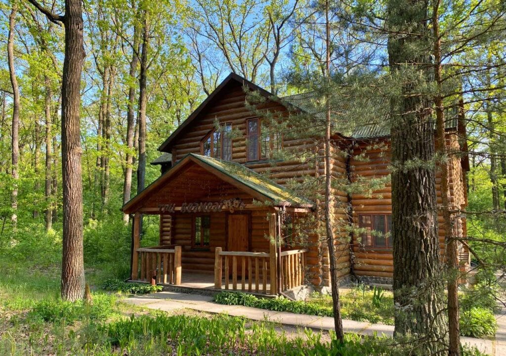 Преміальний заміський відпочинок Київська область: комфортабельний дворівневий котедж серед сосен у комплексі «Лісотель».