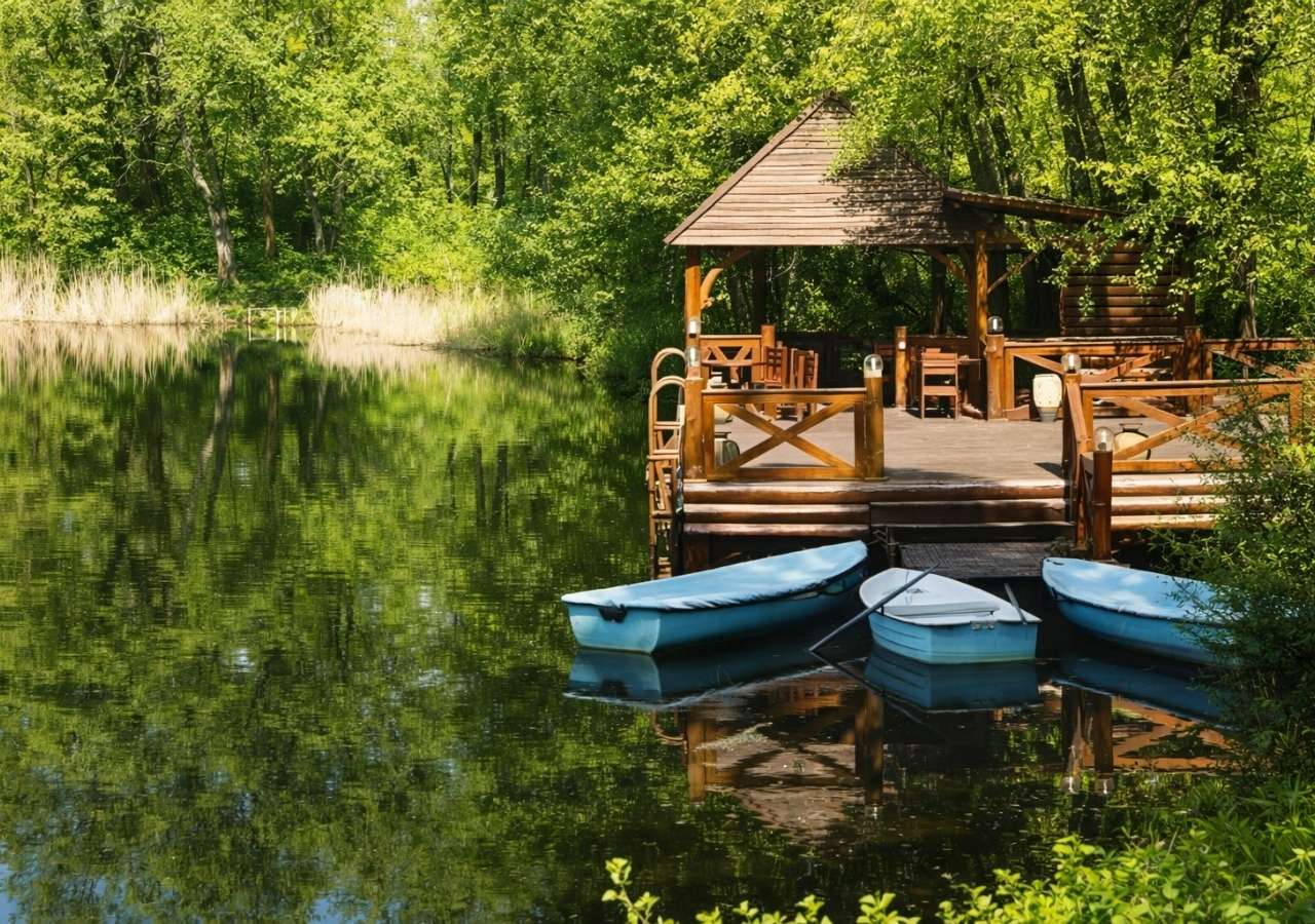 Човни на березі озера в «Лісотелі». Ідеальне місце для риболовлі та затишного сімейного відпочинку на природі весною 2026.