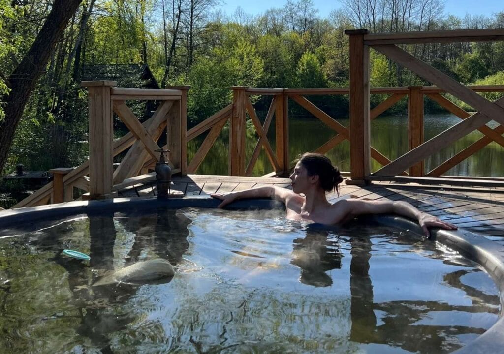 Відпочинок у чані на дровах з видом на озеро. SPA комплекс за містом для відновлення сил.