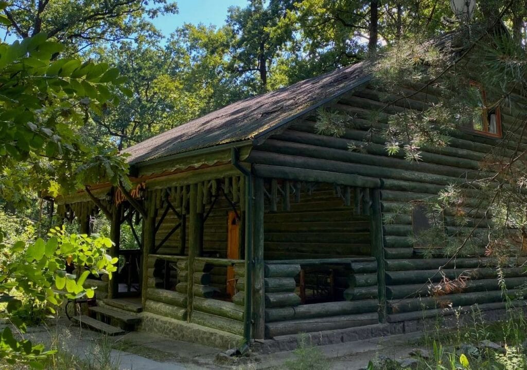 Котедж у лісі комплексу «Лісотель». Приватний відпочинок в лісі під Києвом.