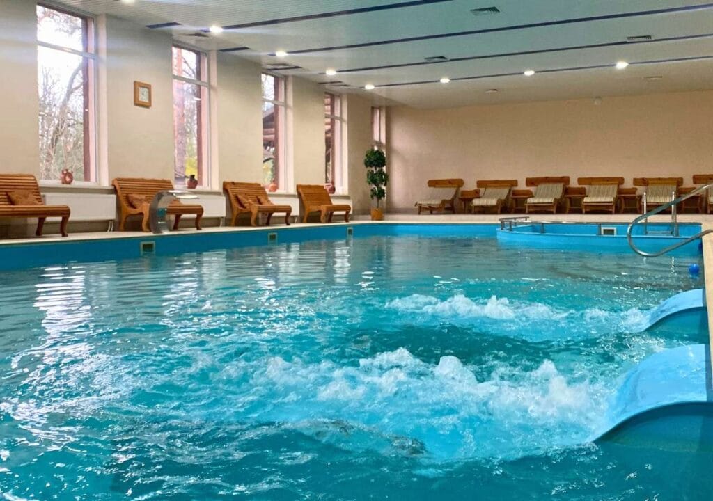 Великий критий басейн та розваги біля води у заміському готелі для всієї родини