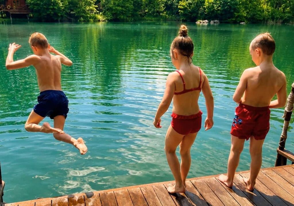 Сімейний відпочинок на природі біля озера в Лісотелі